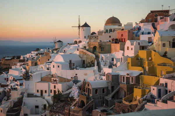 Ville blanche sur la pente de la colline au coucher du soleil, Oia, Santorin — Photo