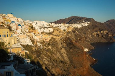 Gün batımında, Oia, Santorini tepenin yamacında beyaz şehir