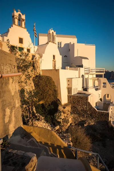 Cidade branca na encosta da colina ao pôr do sol, Oia, Santorini — Fotografia de Stock