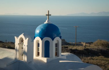 Oia, Santorini, Yunanistan beyaz kilisede mavi kubbe