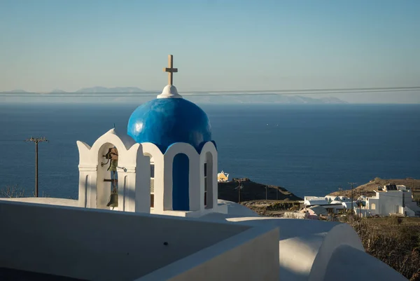 Cúpula azul de la iglesia blanca en Oia, Santorini, Grecia — Foto de Stock