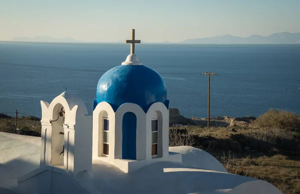 Cúpula azul da igreja branca em Oia, Santorini, Grécia — Fotografia de Stock