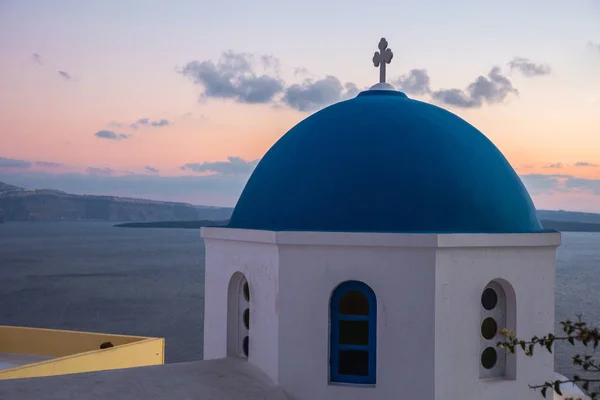 Cúpula azul da igreja branca em Oia, Santorini, Grécia — Fotografia de Stock