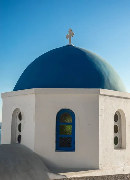 イア、サントリーニ島、ギリシャの白い教会の青いドーム — ストック写真