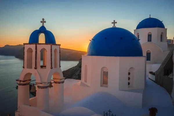 Modré kopule bílých církve v Oia Santorini, Řecko — Stock fotografie