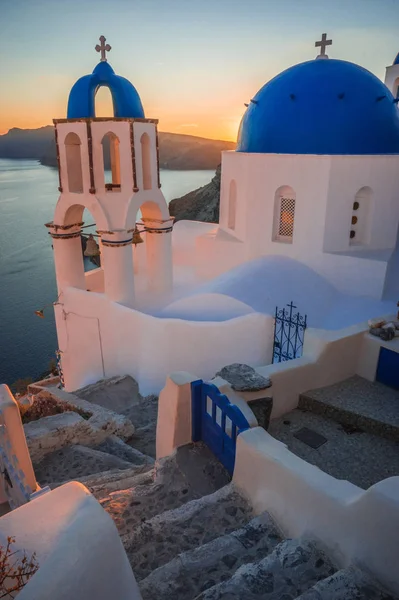 Cúpula azul da igreja branca em Oia, Santorini, Grécia — Fotografia de Stock