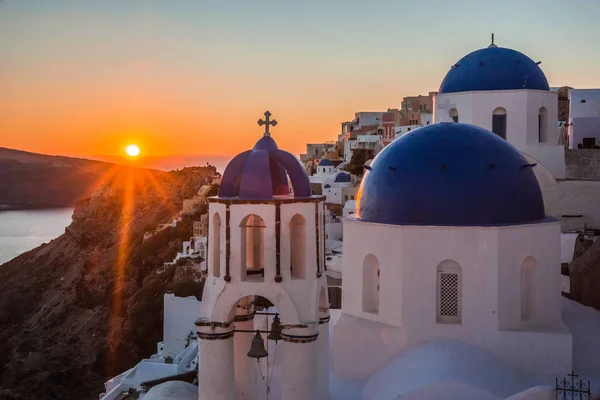 Modré kopule bílých církve v Oia Santorini, Řecko — Stock fotografie