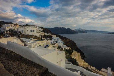 Oia, Santorini, Yunanistan bir tepenin yamacında beyaz şehir