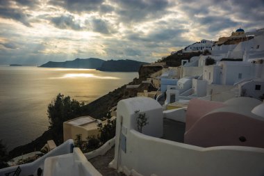 Oia, Santorini, Yunanistan bir tepenin yamacında beyaz şehir
