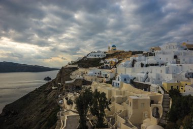Oia, Santorini, Yunanistan bir tepenin yamacında beyaz şehir