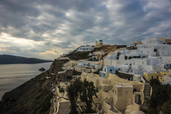 Oia, Santorini, Yunanistan bir tepenin yamacında beyaz şehir