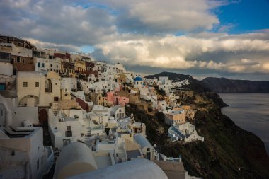 Gün batımında, Oia, Santorini, Greec bir tepenin yamacında beyaz şehir