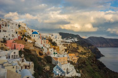 Gün batımında, Oia, Santorini, Greec bir tepenin yamacında beyaz şehir