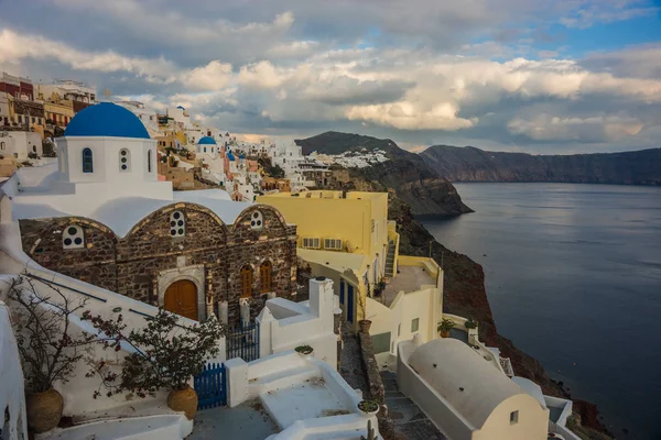 Ville blanche sur une pente d'une colline au coucher du soleil, Oia, Santorin, Greec — Photo