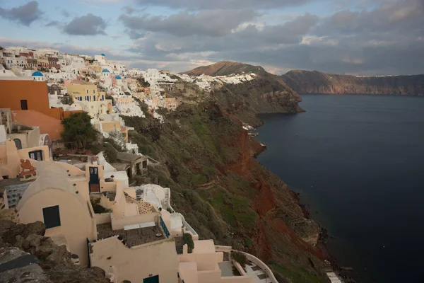 Gün batımında, Oia, Santorini, Greec bir tepenin yamacında beyaz şehir