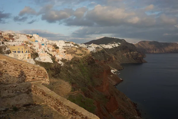 Gün batımında, Oia, Santorini, Greec bir tepenin yamacında beyaz şehir