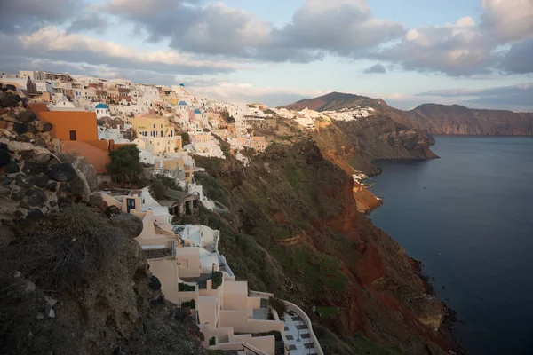 Gün batımında, Oia, Santorini, Greec bir tepenin yamacında beyaz şehir