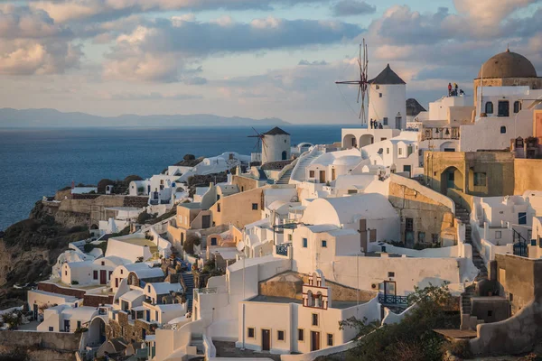 Città bianca sul pendio di una collina al tramonto, Oia, Santorini, Grecia — Foto Stock