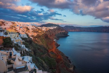 Gün batımında, Oia, Santorini, Greec bir tepenin yamacında beyaz şehir