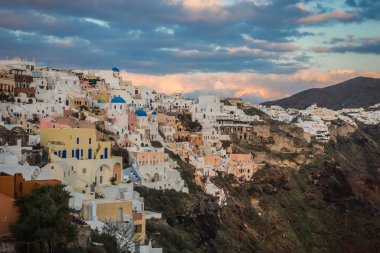 Gün batımında, Oia, Santorini, Greec bir tepenin yamacında beyaz şehir