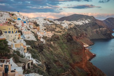 Gün batımında, Oia, Santorini, Greec bir tepenin yamacında beyaz şehir