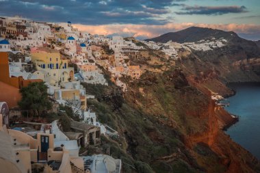 Gün batımında, Oia, Santorini, Greec bir tepenin yamacında beyaz şehir