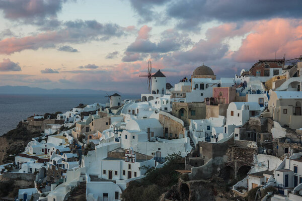 Белый город на склоне холма на закате, Ия, Санторини, Грек

