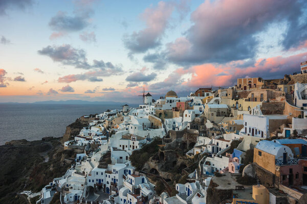 Белый город на склоне холма на закате, Ия, Санторини, Грек
