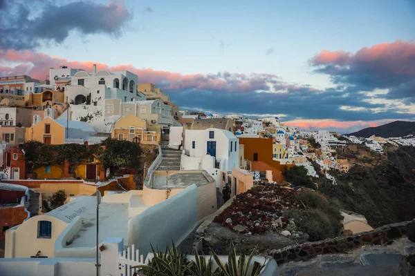Witte stad op een helling van een heuvel bij zonsondergang Oia, Santorini, Griekse — Stockfoto