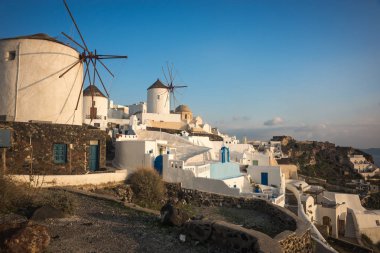 Gün batımında, Oia, Santorini, Greec bir tepenin yamacında beyaz şehir