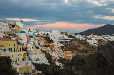 Gün batımında, Oia, Santorini, Greec bir tepenin yamacında beyaz şehir