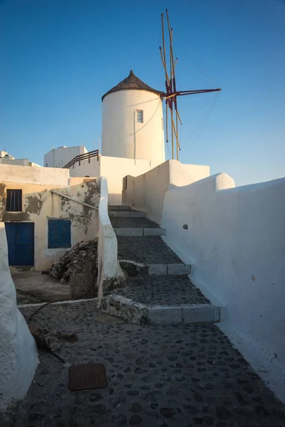 Ville blanche sur une pente d'une colline au coucher du soleil, Oia, Santorin, Greec — Photo