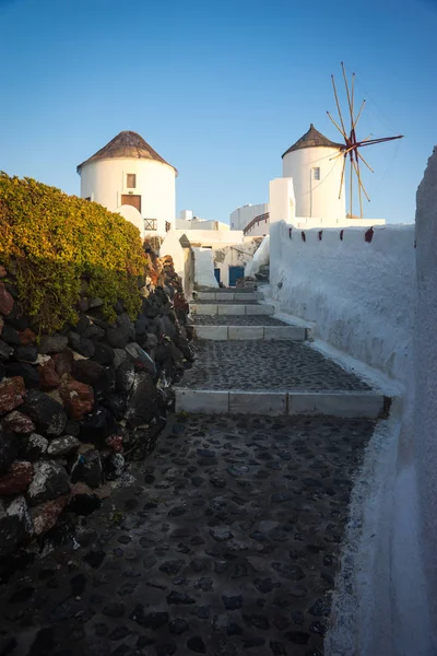 Ville blanche sur une pente d'une colline au coucher du soleil, Oia, Santorin, Greec — Photo