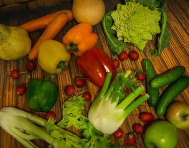 Sonbahar salatası yemek pişirmek için hazırlanan sebzeler