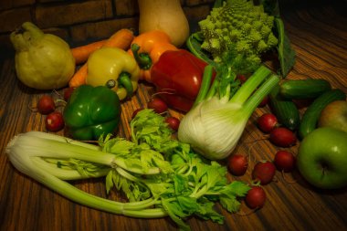 Sonbahar salatası yemek pişirmek için hazırlanan sebzeler