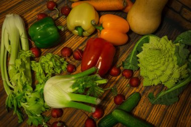 Sonbahar salatası yemek pişirmek için hazırlanan sebzeler