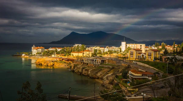 Paesaggio urbano con arcobaleno a Loutra Edipsou, Evia, Grecia — Foto Stock