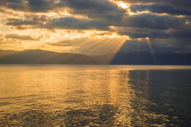 Bulutlar ve Loutra Edipsou, EVIA yansımalar ile deniz manzarası
