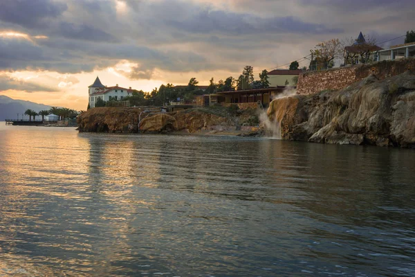 Bulutlar ve Loutra Edipsou yansımalar ile kentsel peyzaj, — Stok fotoğraf