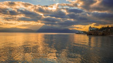 Bulutlar ve Loutra Edipsou yansımalar ile kentsel peyzaj, 