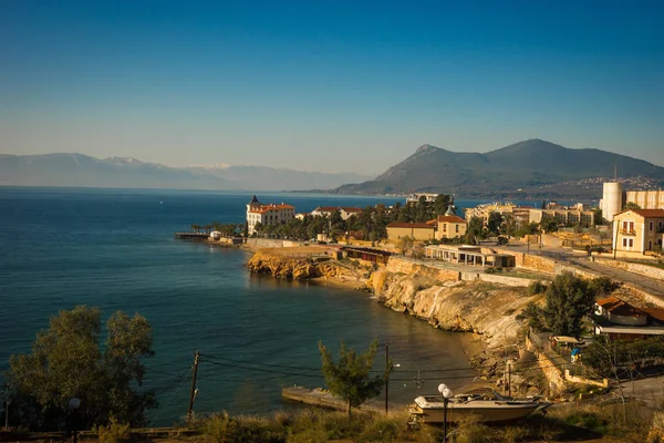 Paesaggio urbano con vista mare a Loutra Edipsou, Evia, Grecia — Foto Stock