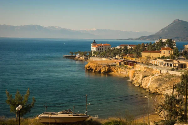 Paesaggio urbano con vista mare a Loutra Edipsou, Evia, Grecia — Foto Stock
