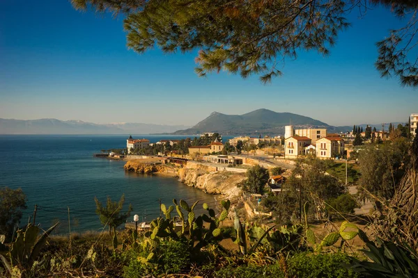 Stedelijk landschap met zeezicht in Loutra Edipsou, Evia, Griekenland — Stockfoto