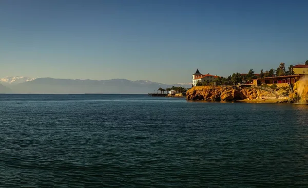 Stedelijk landschap met zeezicht in Loutra Edipsou, Evia, Griekenland — Stockfoto