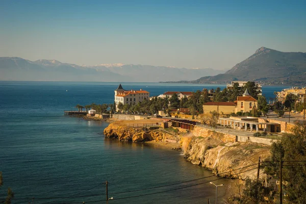 Urbana landskap med havsutsikt i Loutra Edipsou, Evia, Grekland — Stockfoto