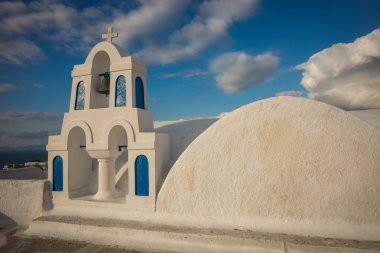 Beyaz ve mavi kilisede Oia, Santorini, Yunanistan
