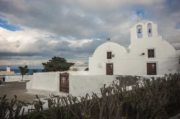 Bílý kostel v Oia Santorini, Řecko — Stock fotografie