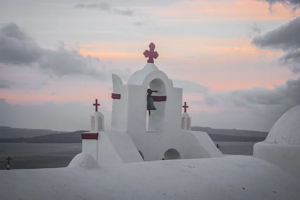 Bílý kostel v Oia Santorini, Řecko — Stock fotografie