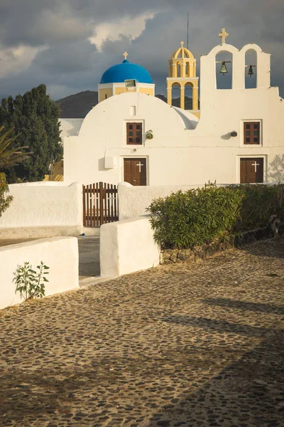 Eglise blanche et bleue à Oia, Santorin, Grèce — Photo