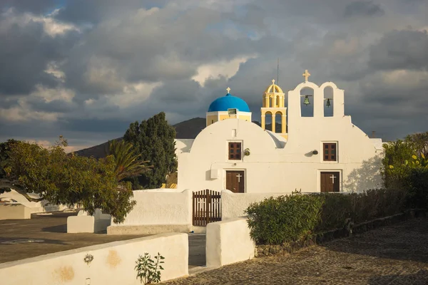 Bílý a modrý kostel v Oia Santorini, Řecko — Stock fotografie